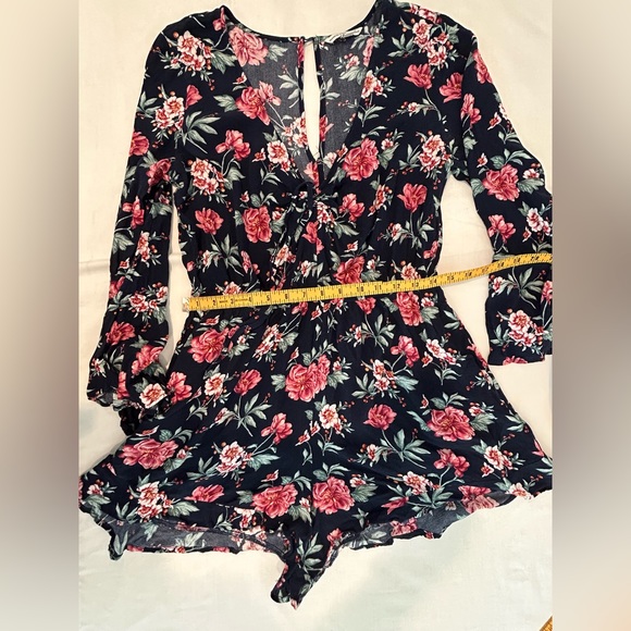 American Eagle navy blue floral romper. - Picture 9 of 12